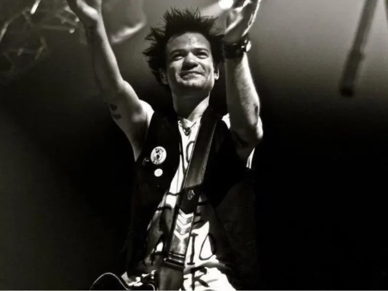 Deryck Whibley Wiki, Bio, Age, Height, Weight, Body Measurements